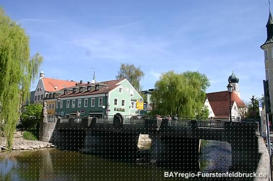 Brücke über die Amper, im Hintergrund eine Kirche